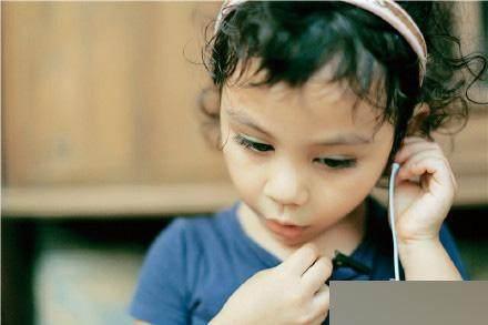 「吳奇隆前妻」嫁洋老公全家福曝光！「7歲混血女兒」齊瀏海萌翻全網  15歲繼女身材超正