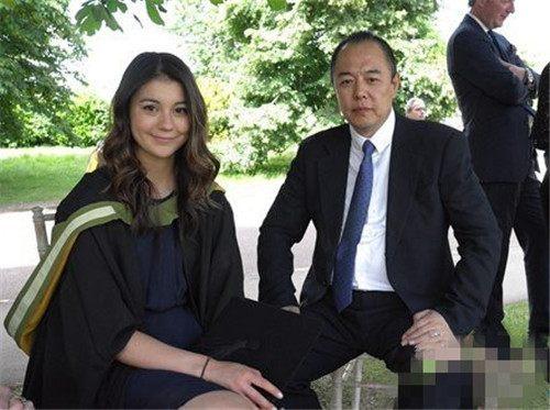 「吳奇隆前妻」嫁洋老公全家福曝光！「7歲混血女兒」齊瀏海萌翻全網  15歲繼女身材超正