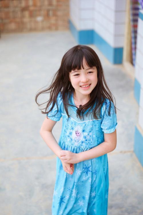 「吳奇隆前妻」嫁洋老公全家福曝光！「7歲混血女兒」齊瀏海萌翻全網  15歲繼女身材超正