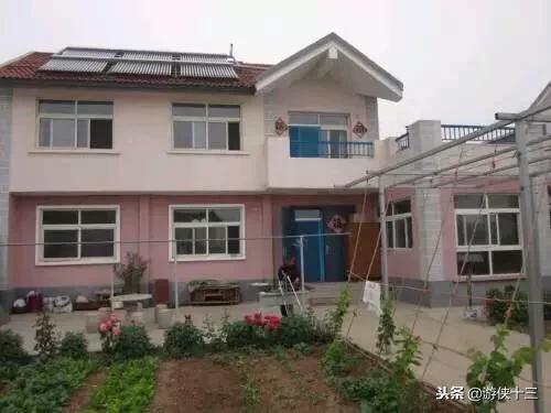 女孩第一次去男友家，飯桌上「看到准公公」後...  男友大吵一架後分手！