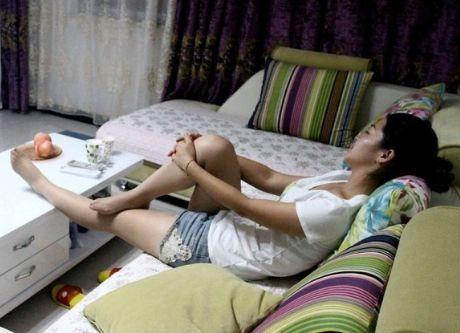 弟弟進城看哥哥,大嫂嫌髒不讓進屋,下樓聽到鄰居對話,傻住!