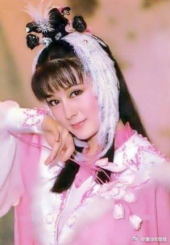 潘迎紫近70歲凍齡像娃娃！苦笑反駁質疑「沒有去整啊」美肌祕訣「熱石保養法」大公開