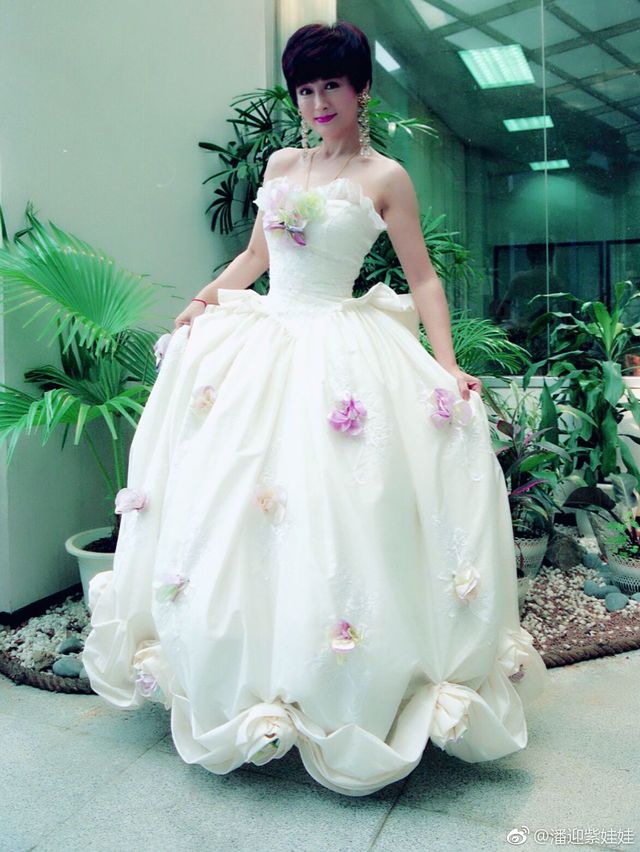 潘迎紫近70歲凍齡像娃娃！苦笑反駁質疑「沒有去整啊」美肌祕訣「熱石保養法」大公開