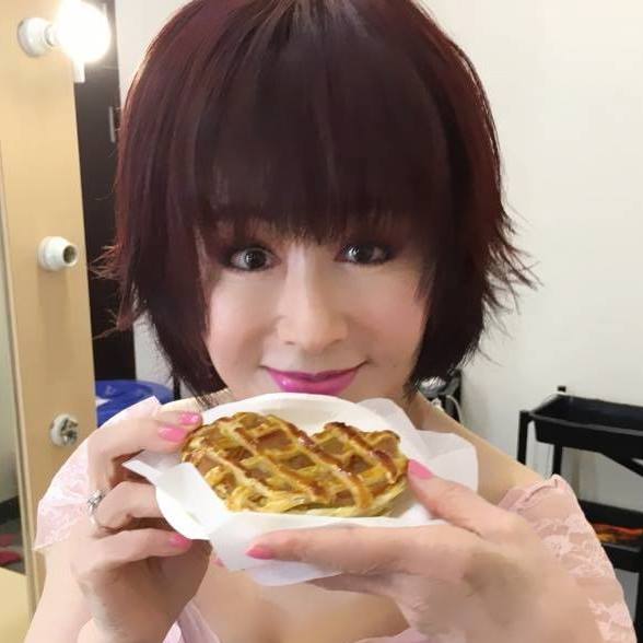 潘迎紫近70歲凍齡像娃娃！苦笑反駁質疑「沒有去整啊」美肌祕訣「熱石保養法」大公開