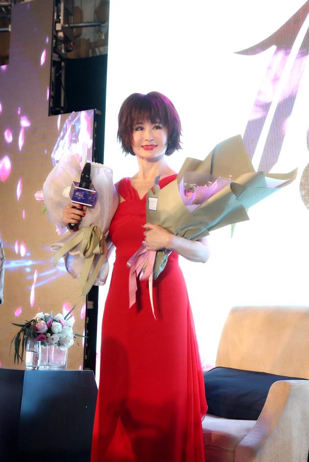 潘迎紫近70歲凍齡像娃娃！苦笑反駁質疑「沒有去整啊」美肌祕訣「熱石保養法」大公開