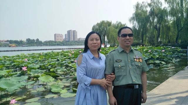 他因戰爭失去視力！妻子主動「照顧一輩子」  為家人苦讀成「推拿醫師」：她是我最美雙眼