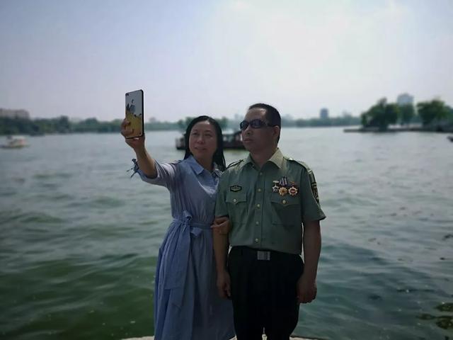 他因戰爭失去視力！妻子主動「照顧一輩子」  為家人苦讀成「推拿醫師」：她是我最美雙眼