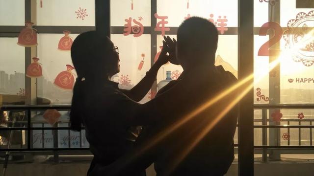 他因戰爭失去視力！妻子主動「照顧一輩子」  為家人苦讀成「推拿醫師」：她是我最美雙眼