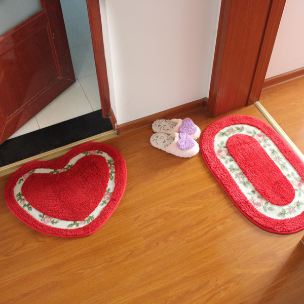 新婚夜，丈夫上廁所兩小時不出來，女子隨手打開床頭櫃，尖叫逃跑