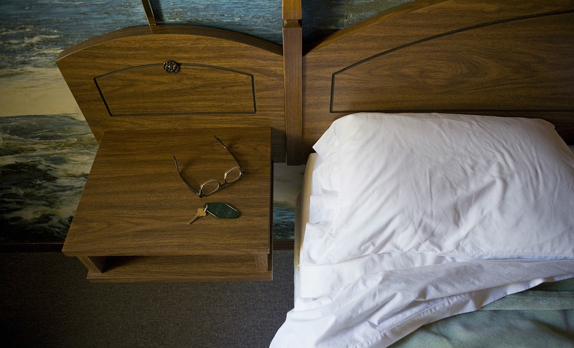 新婚夜，丈夫上廁所兩小時不出來，女子隨手打開床頭櫃，尖叫逃跑