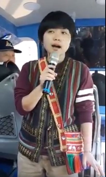 全程用背的！原住民妹妹「用破台語賣名產」：鬼很多才可以降價　整車人笑翻「錢馬上掏出來」  