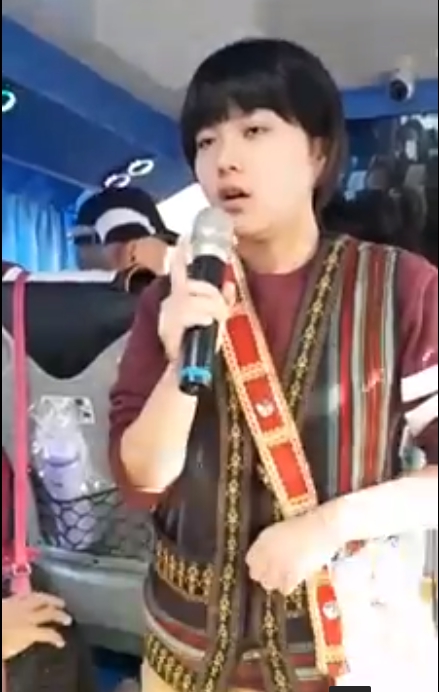 全程用背的！原住民妹妹「用破台語賣名產」：鬼很多才可以降價　整車人笑翻「錢馬上掏出來」  