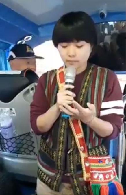 全程用背的！原住民妹妹「用破台語賣名產」：鬼很多才可以降價　整車人笑翻「錢馬上掏出來」  