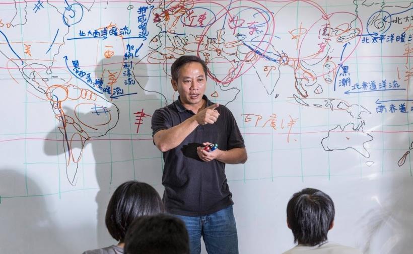 他曾混黑社會卻返鄉「花光500萬積蓄」!欠債離婚只為「救台東1000個弱勢孩子」:別步我後塵