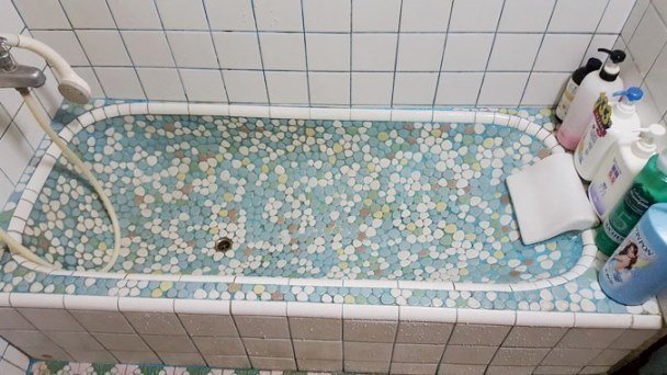 共同回憶！為什麼阿嬤家都用「花紋磁磚浴缸」　八成網友驚呼：「難怪連水瓢都長一樣」