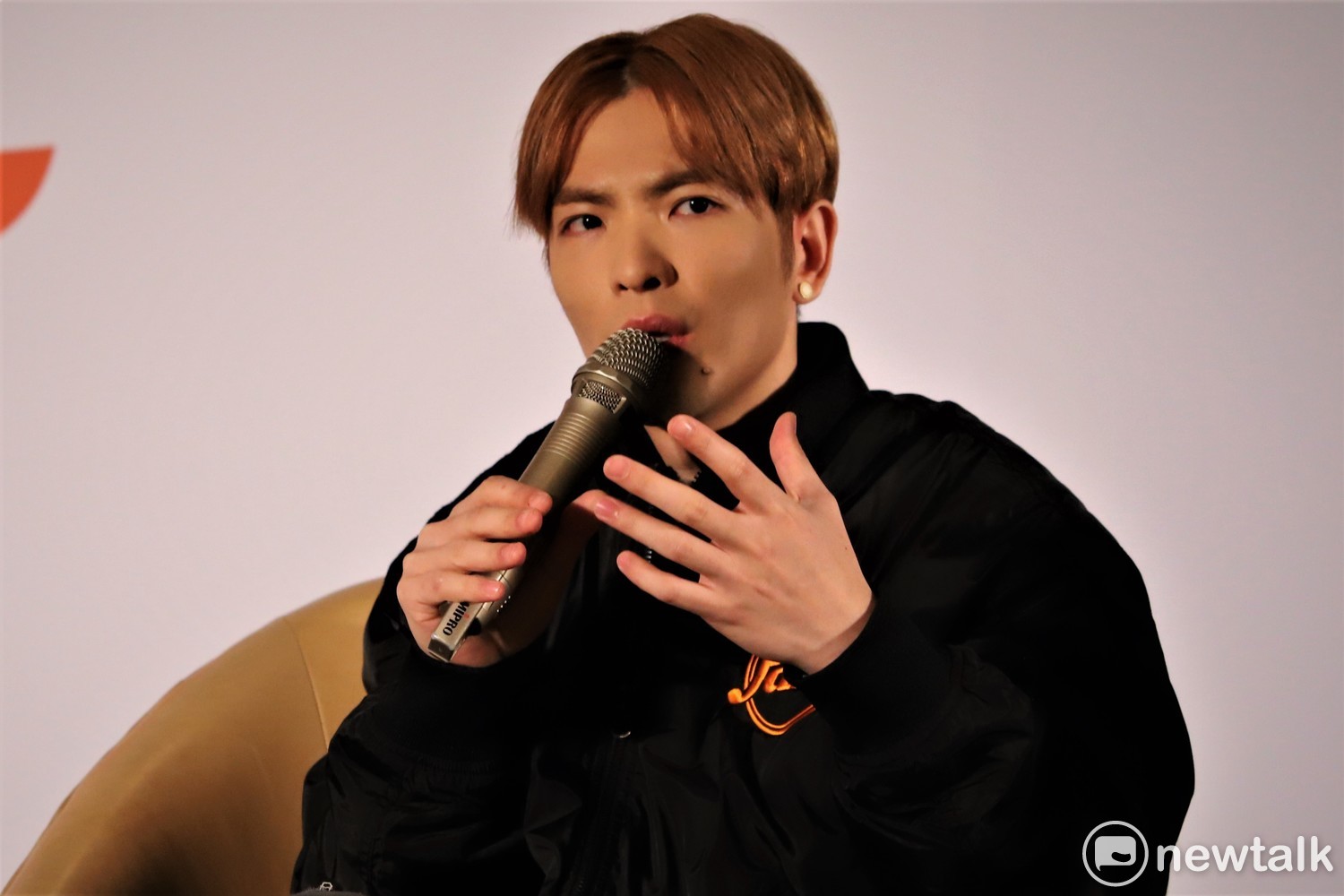 蕭敬騰獨居「8層樓破億豪宅」內部曝光！　10隻毛孩狂奔「不用出門遛狗」庭院就是公園