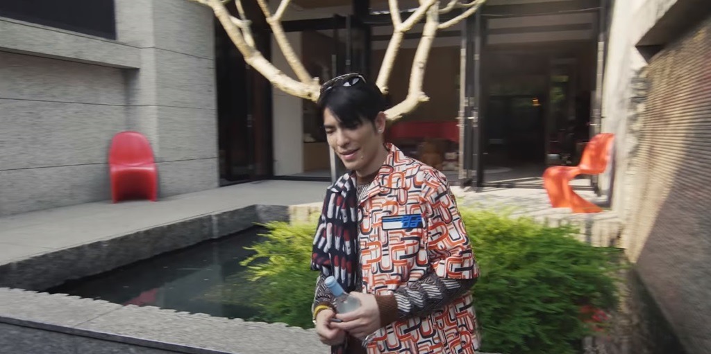 蕭敬騰獨居「8層樓破億豪宅」內部曝光！　10隻毛孩狂奔「不用出門遛狗」庭院就是公園