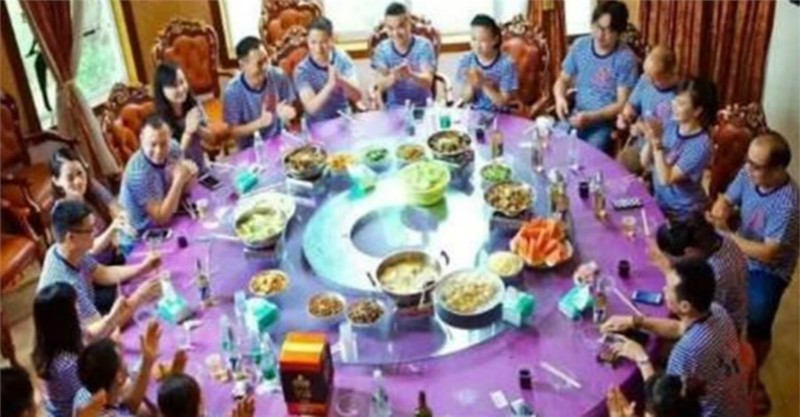 同學聚會女孩拿出「廉價手機」遭眾人孤立！來電免持擴音「電話內容」讓大家羞得無地自容