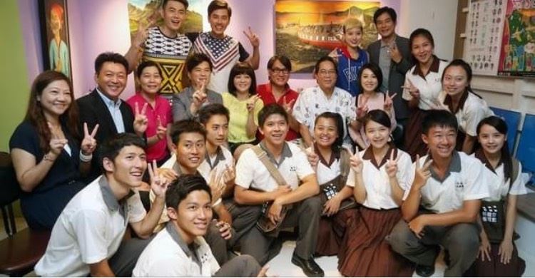 同學聚會女孩拿出「廉價手機」遭眾人孤立！來電免持擴音「電話內容」讓大家羞得無地自容