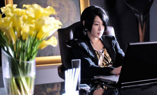 同學聚會女孩拿出「廉價手機」遭眾人孤立！來電免持擴音「電話內容」讓大家羞得無地自容