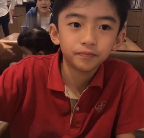 11歲謝振軒身高幾乎與張柏芝持平，長相神似謝霆鋒，誰注意到「他的手」？網友：基因太重要了！
