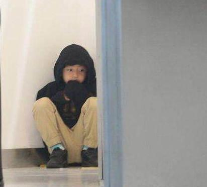 11歲謝振軒身高幾乎與張柏芝持平，長相神似謝霆鋒，誰注意到「他的手」？網友：基因太重要了！