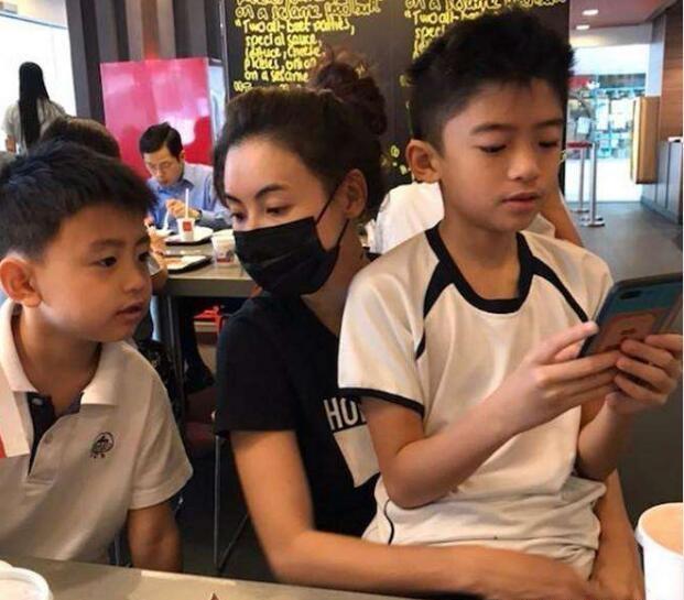 11歲謝振軒身高幾乎與張柏芝持平，長相神似謝霆鋒，誰注意到「他的手」？網友：基因太重要了！