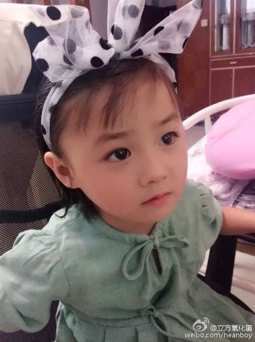 阿嬤養的！他出國辦事把「超萌天使系女兒」託給爸媽　幾個月後回家一看崩潰：根本換一個人