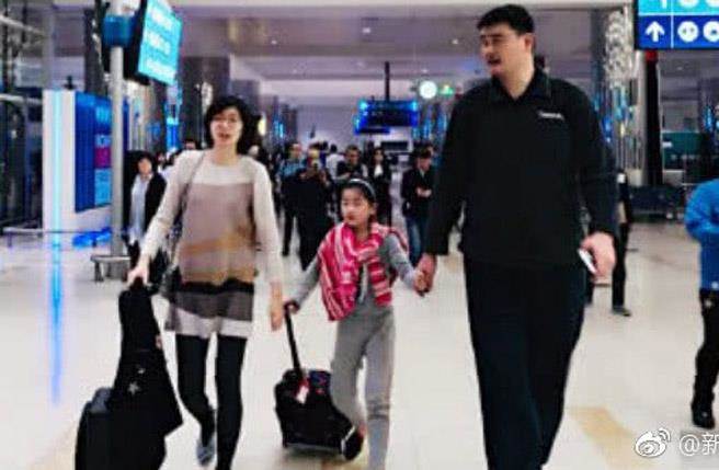 姚明一家三口現身機場 ！8歲女兒身高「直逼成年人」  網友「目測168公分」：巨人氣場太強