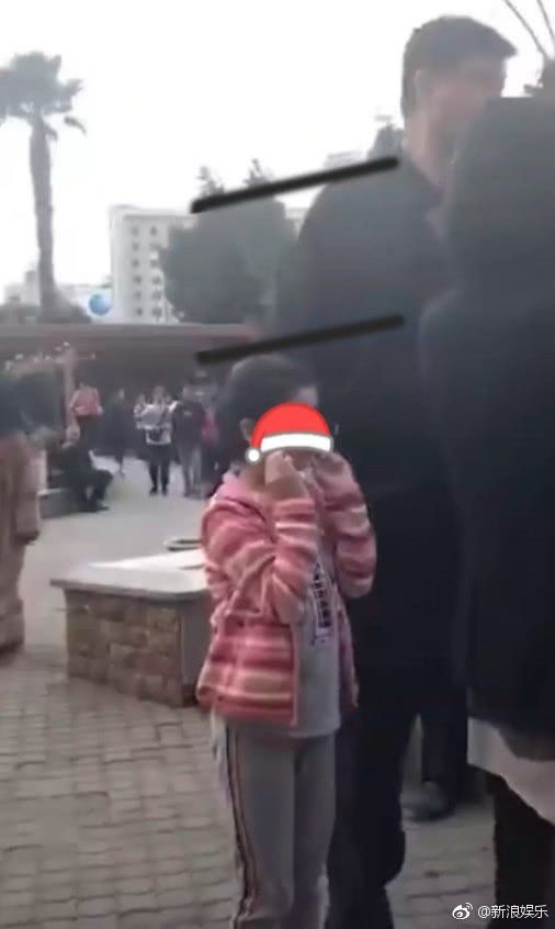 姚明一家三口現身機場 ！8歲女兒身高「直逼成年人」  網友「目測168公分」：巨人氣場太強