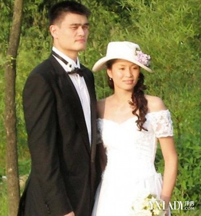姚明一家三口現身機場 ！8歲女兒身高「直逼成年人」  網友「目測168公分」：巨人氣場太強