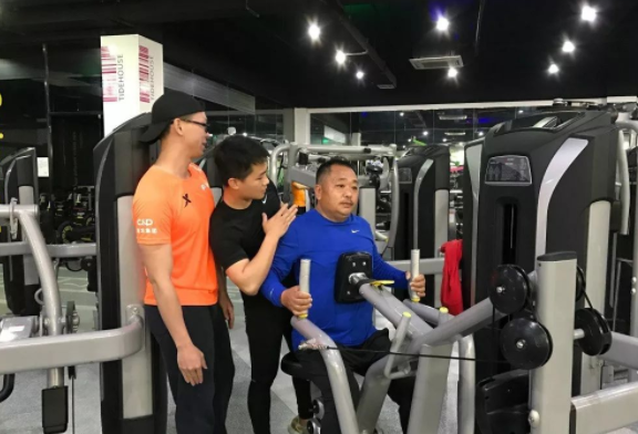 揪老爸減肥！啤酒肚父子「用照片紀錄健身過程」　肥肚慢慢消風最後一張「老爸超明顯6塊肌」帥炸！