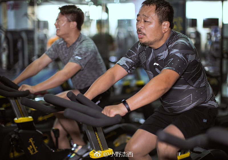 揪老爸減肥！啤酒肚父子「用照片紀錄健身過程」　肥肚慢慢消風最後一張「老爸超明顯6塊肌」帥炸！