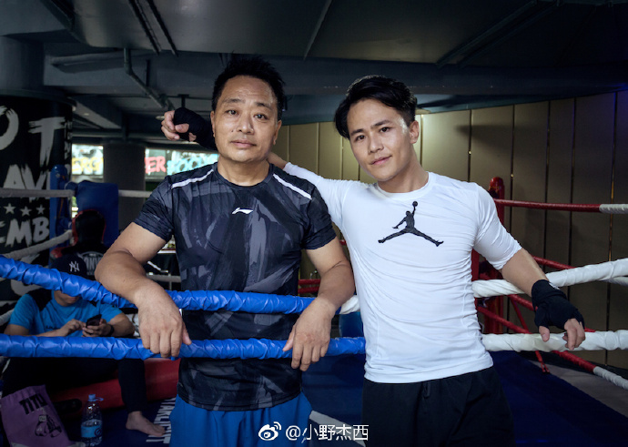 揪老爸減肥！啤酒肚父子「用照片紀錄健身過程」　肥肚慢慢消風最後一張「老爸超明顯6塊肌」帥炸！