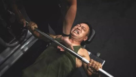 揪老爸減肥！啤酒肚父子「用照片紀錄健身過程」　肥肚慢慢消風最後一張「老爸超明顯6塊肌」帥炸！