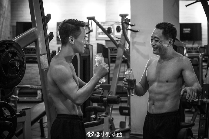 揪老爸減肥！啤酒肚父子「用照片紀錄健身過程」　肥肚慢慢消風最後一張「老爸超明顯6塊肌」帥炸！