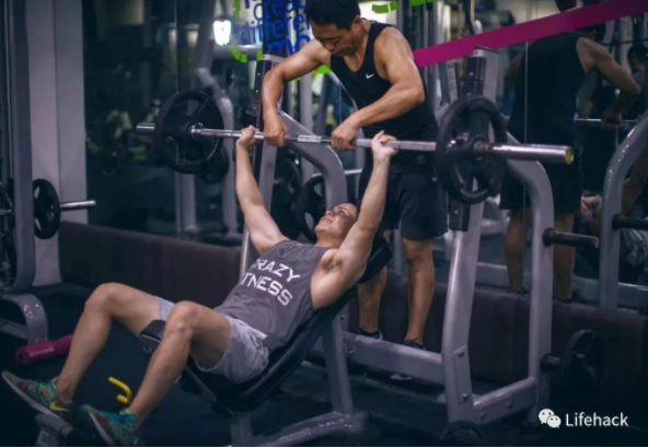 揪老爸減肥！啤酒肚父子「用照片紀錄健身過程」　肥肚慢慢消風最後一張「老爸超明顯6塊肌」帥炸！