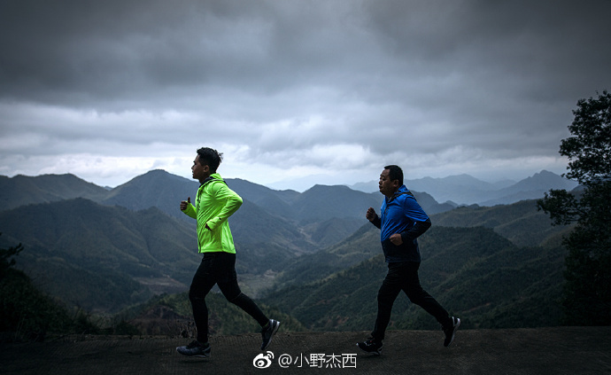 揪老爸減肥！啤酒肚父子「用照片紀錄健身過程」　肥肚慢慢消風最後一張「老爸超明顯6塊肌」帥炸！