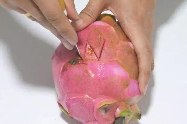 火龍果吃了十幾年！今天才知道的新切法，乾凈快速又好看
