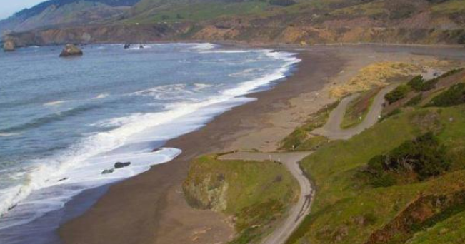 世界上最幸福的國家，每隔一陣就會「從天上掉魚」，運氣好能撿一頓海鮮大餐，不用辛苦勞作！ 