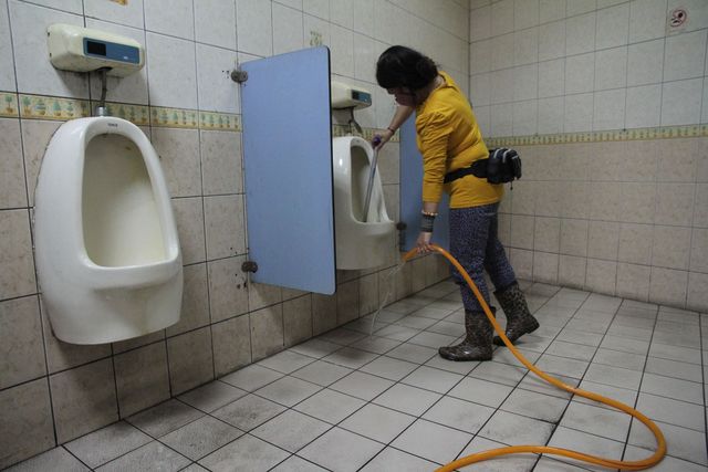 妳媽原來是掃垃圾的！10歲女兒放學「巧遇清潔工媽媽」當街被同學笑　 「超熟齡回話」媽媽欣慰到哭