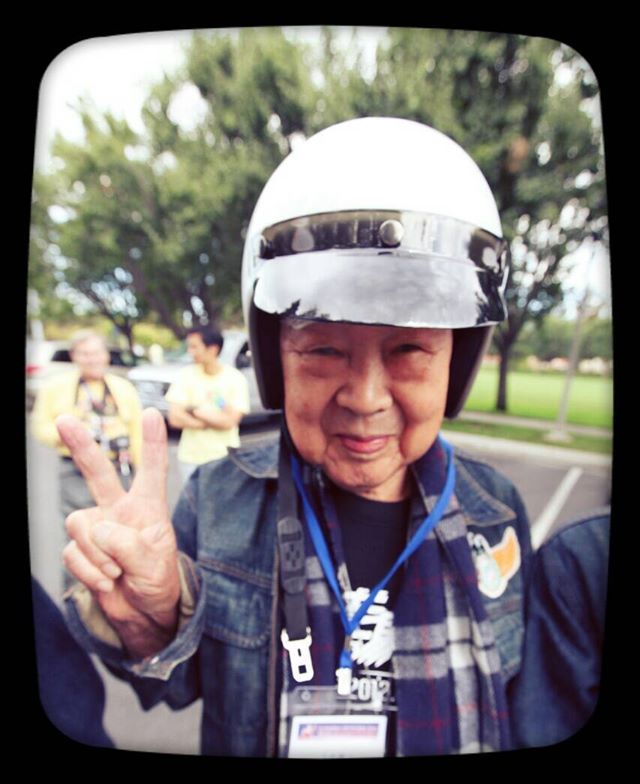 自己穿爛鞋、錢都捐出去!「80歲不老騎士」學二胡、騎重機環島 如今離去骨灰回家了