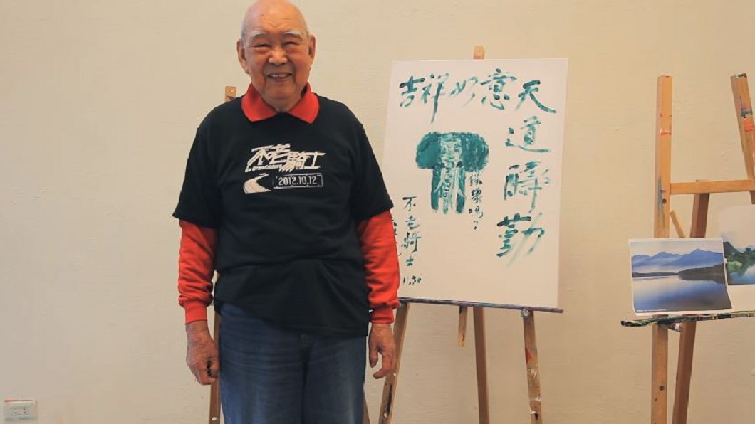 自己穿爛鞋、錢都捐出去!「80歲不老騎士」學二胡、騎重機環島 如今離去骨灰回家了