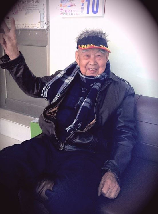 自己穿爛鞋、錢都捐出去!「80歲不老騎士」學二胡、騎重機環島 如今離去骨灰回家了