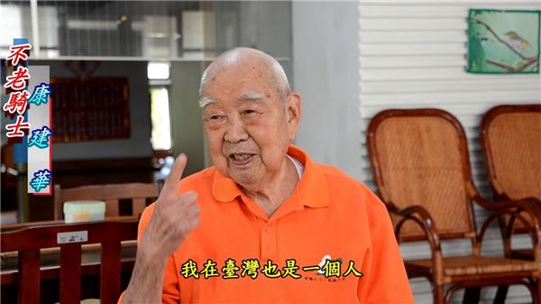 自己穿爛鞋、錢都捐出去!「80歲不老騎士」學二胡、騎重機環島 如今離去骨灰回家了