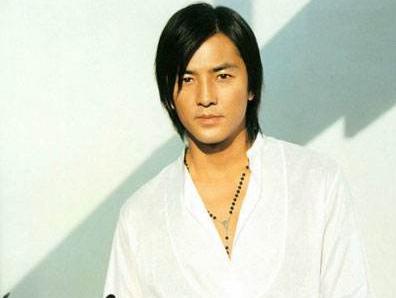 51歲鄭伊健罕見告白妻子！感謝她「盡力照顧公婆多年」結婚12年恩愛如初：有妻在才安心