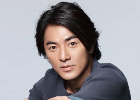 51歲鄭伊健罕見告白妻子！感謝她「盡力照顧公婆多年」結婚12年恩愛如初：有妻在才安心