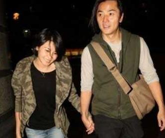 51歲鄭伊健罕見告白妻子！感謝她「盡力照顧公婆多年」結婚12年恩愛如初：有妻在才安心