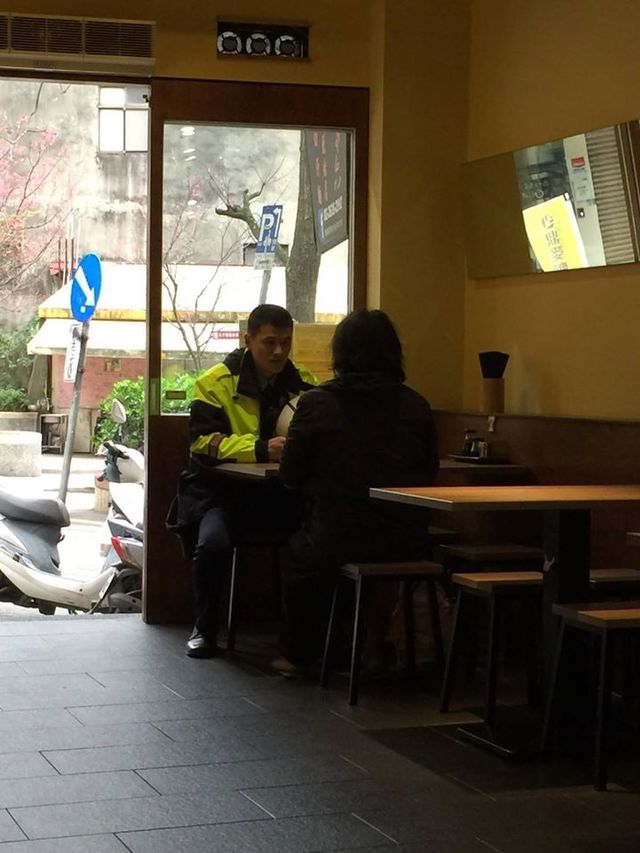 年輕警進餐廳喊話「等下有人來吃飯，錢算我的！」　老闆見到「下秒出現的客人」讚爆：太暖心