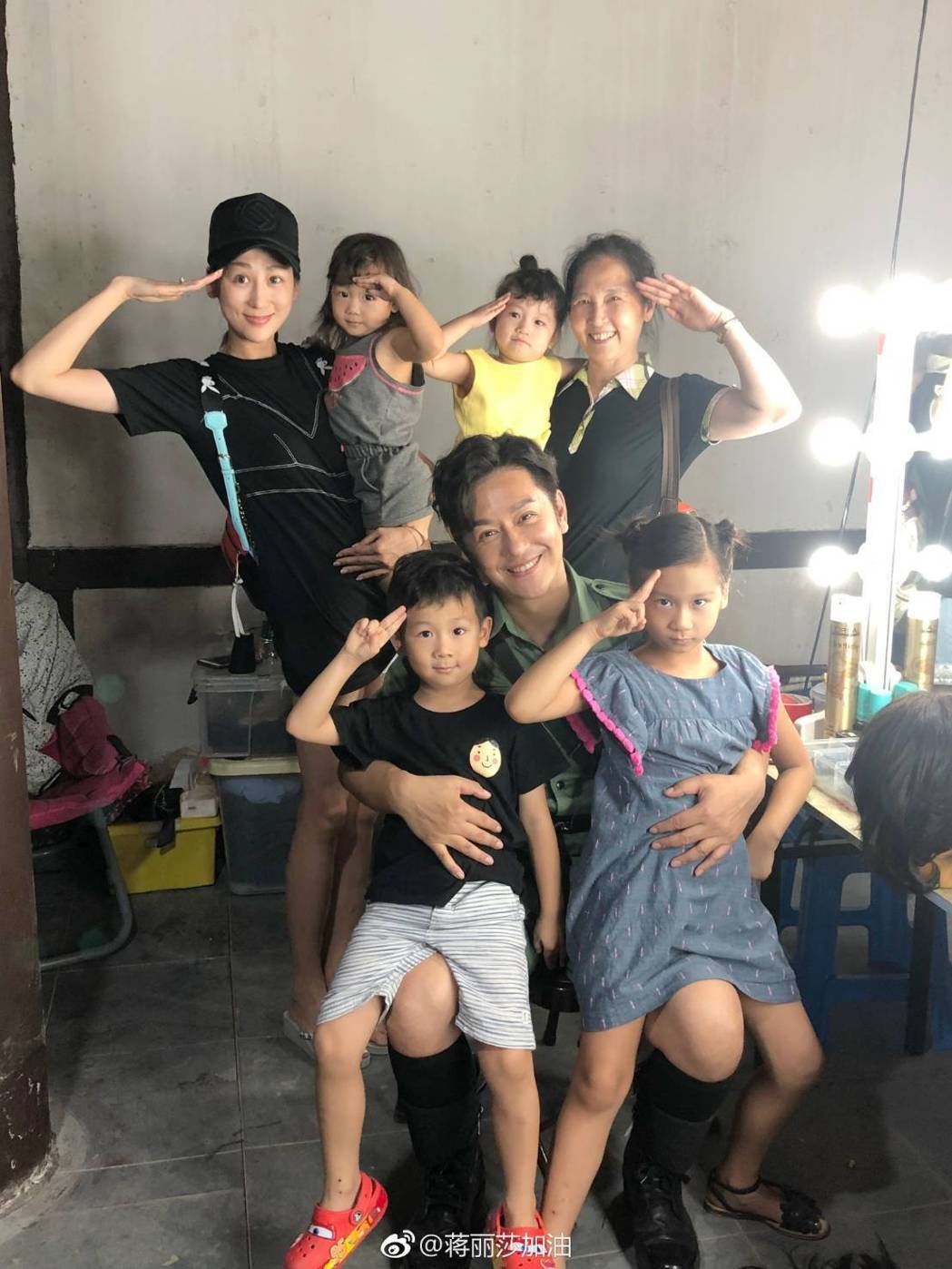 陳浩民老婆「5年連生4胎」宛如少女身材　「一家六口」近照曝光兒女萌翻天